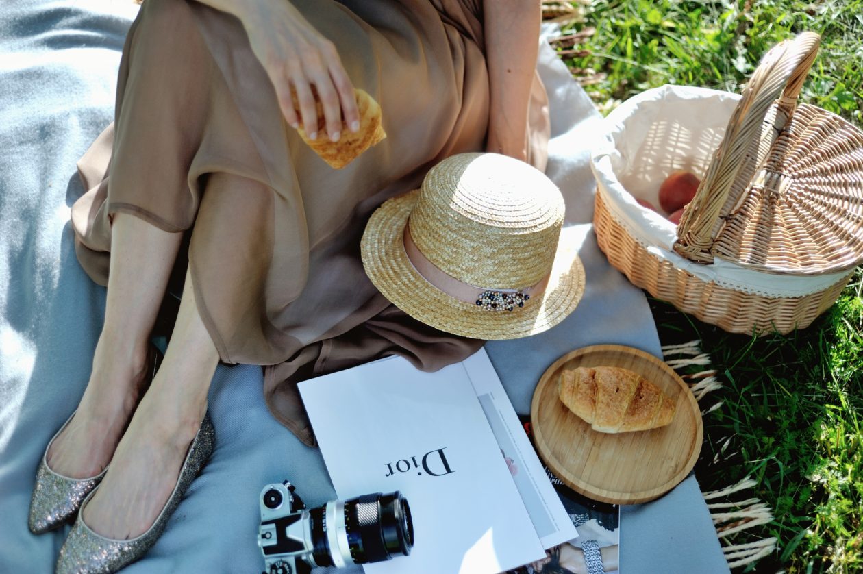 Шелковая юбка, канотье и корзинка — идеальный образ для пикника